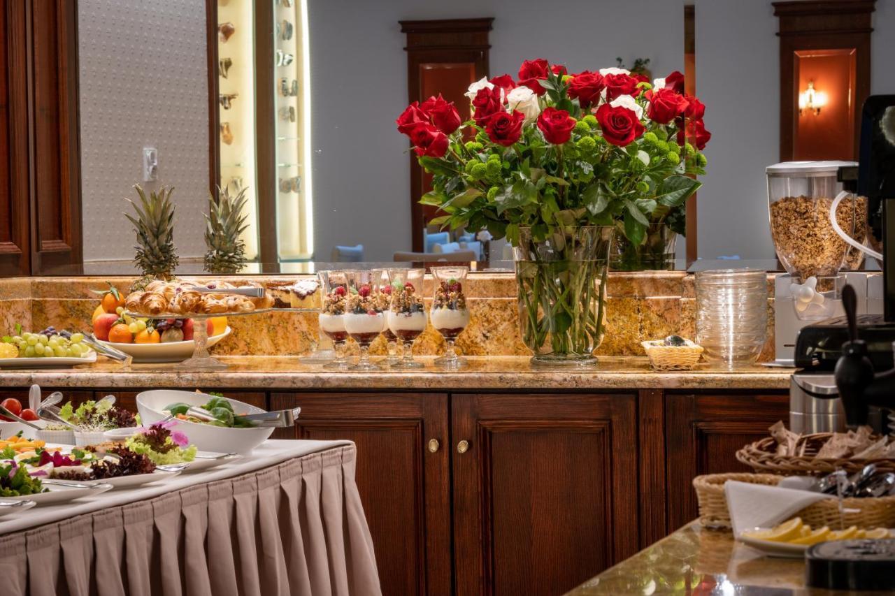 Hotel Grodek Красков Екстериор снимка A buffet at a hotel