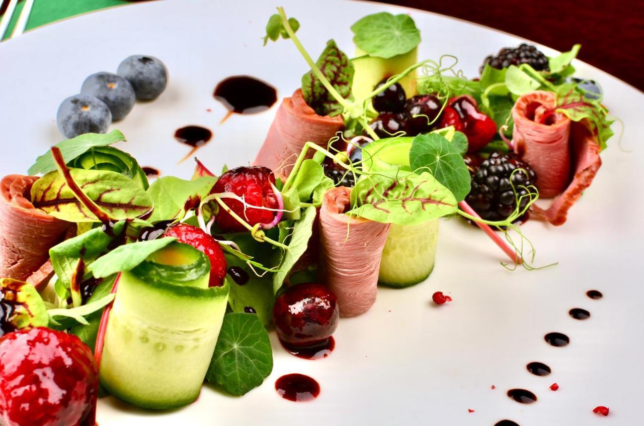 Hotel Grodek Красков Екстериор снимка A salad with ham and berries